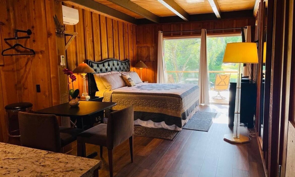 Shady Cove Hotel | Riverfront Lodging
