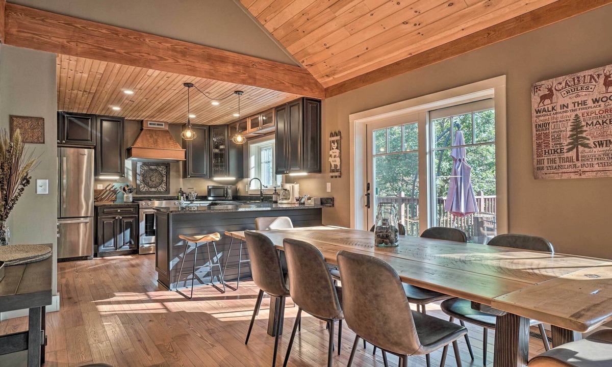 Lakemont Cabin | Riverfront Tallulah Falls Cabin w/Hot Tub!