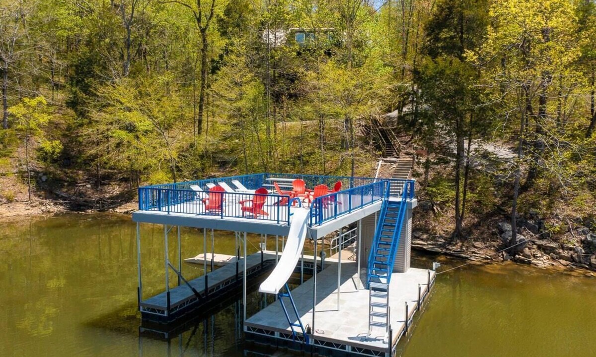 Speedwell House | 'Rockwater' Privacy, Huge Great Room, Double Deck Dock, Hot Tub, Billiards.