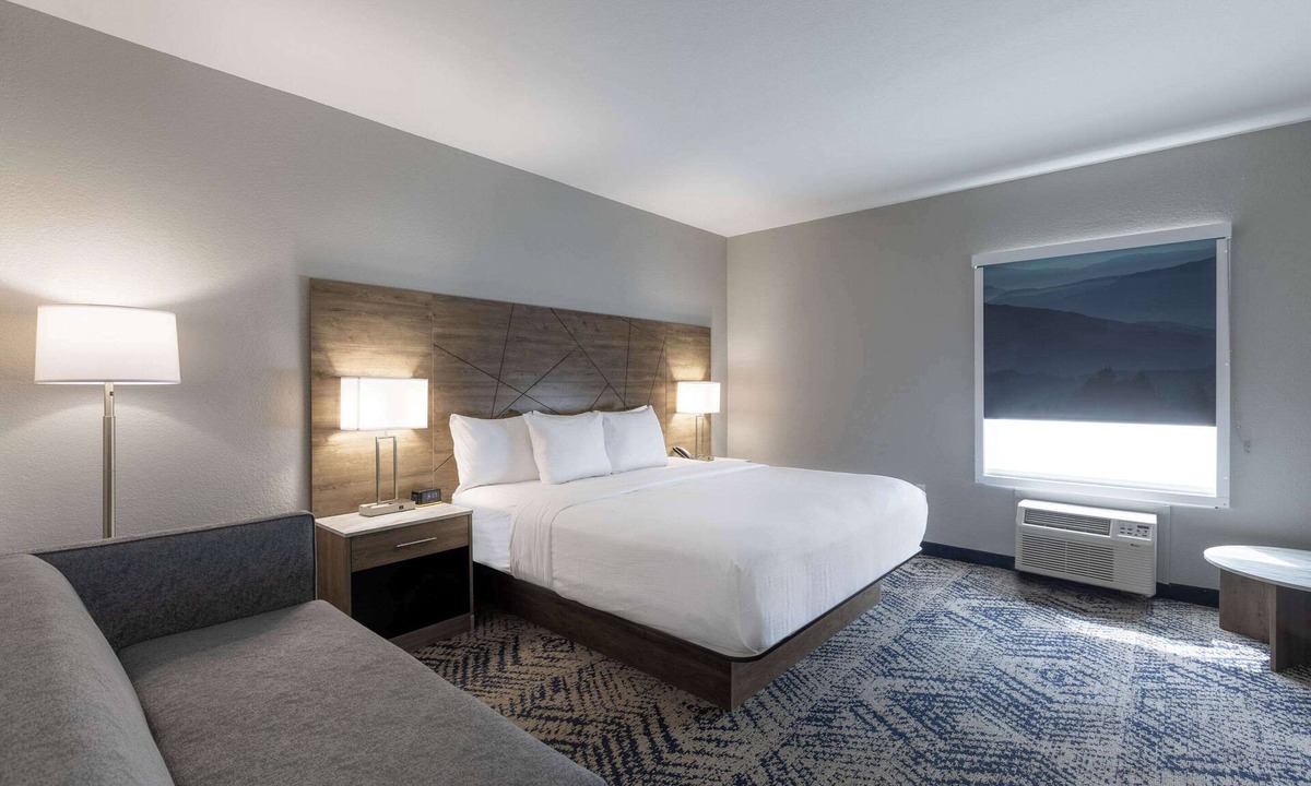Asheville Hotel | Rodeway Inn & Suites near Outlet Mall - Asheville