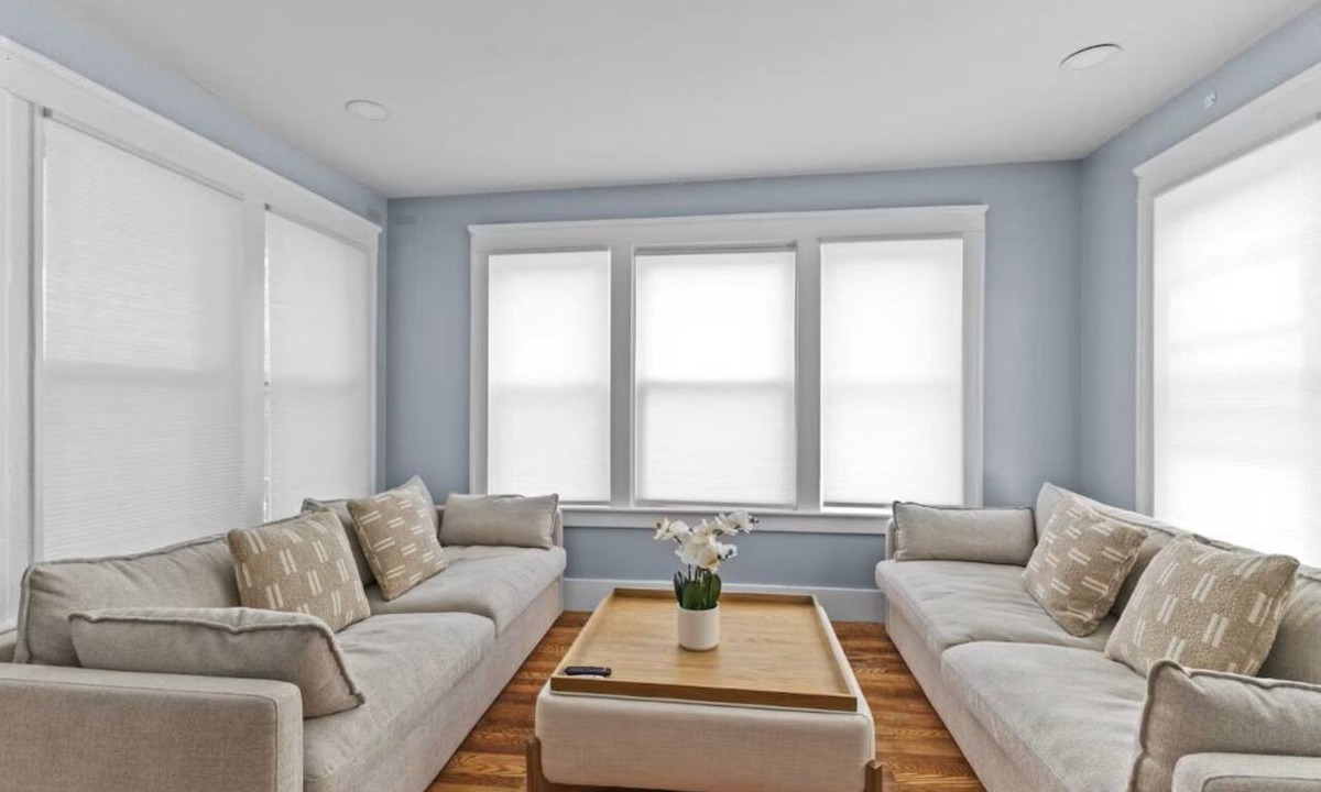 South Providence Apartment | Roger William 2nd Floor- 3 Bedroom apartment ALL included- Long Term