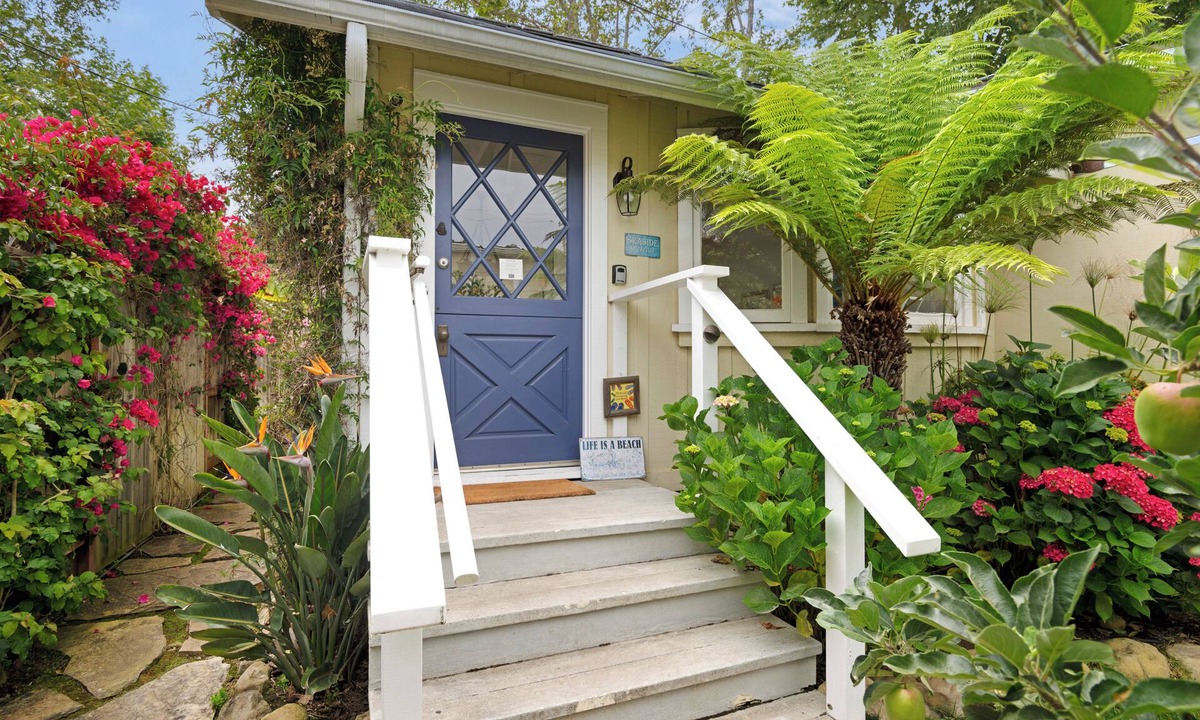 Montecito House | Romantic Beach Hideaway | Walk to Beach, Fireplace & Relaxing Coastal Atmosphere