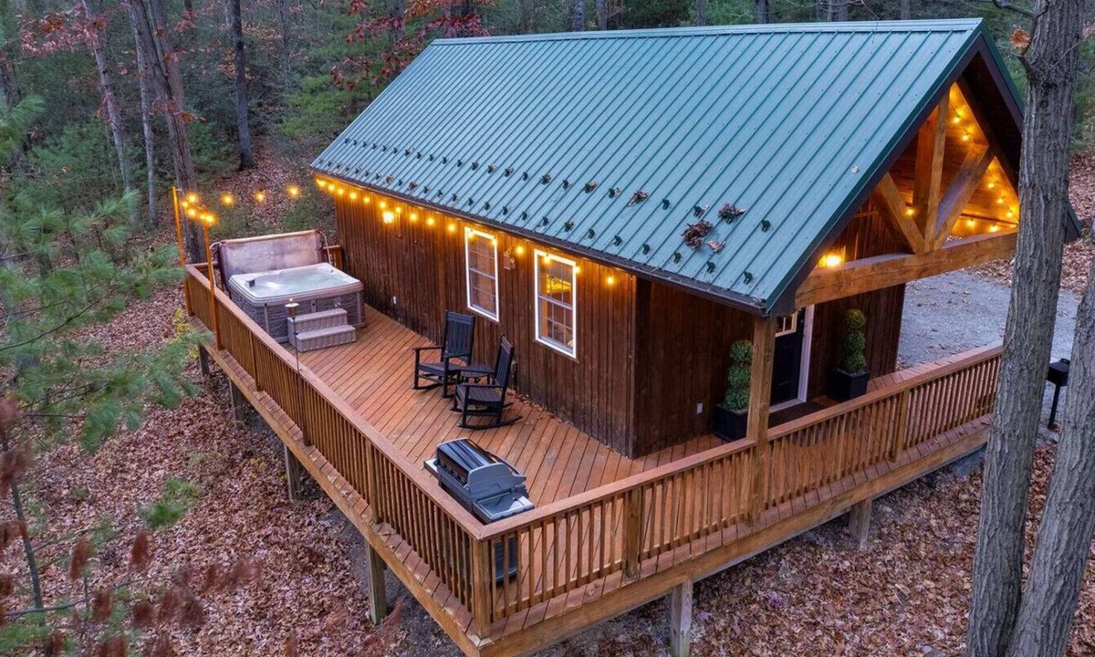 Cocolamus Cabin | Romantic Getaway | Hot Tub, Fire Pit, Ping Pong