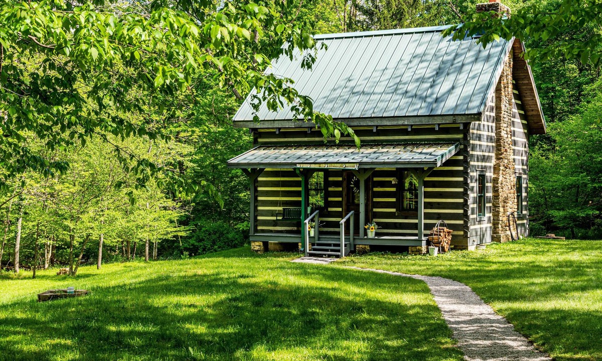 Nashville Cabin | Romantic Log Cabin | Hot Tub & 5 Min to Nashville 1BR, 1BA