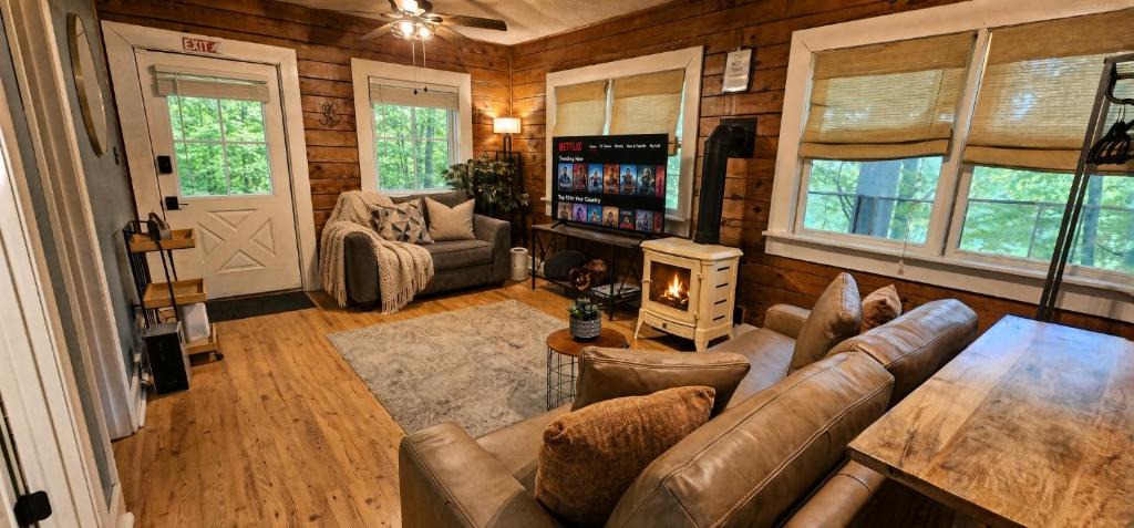 Mars Hill House | Romantic Summer Couples Escape, Private Hot Tub, EV Station, Fast 600 Mbps WiFi