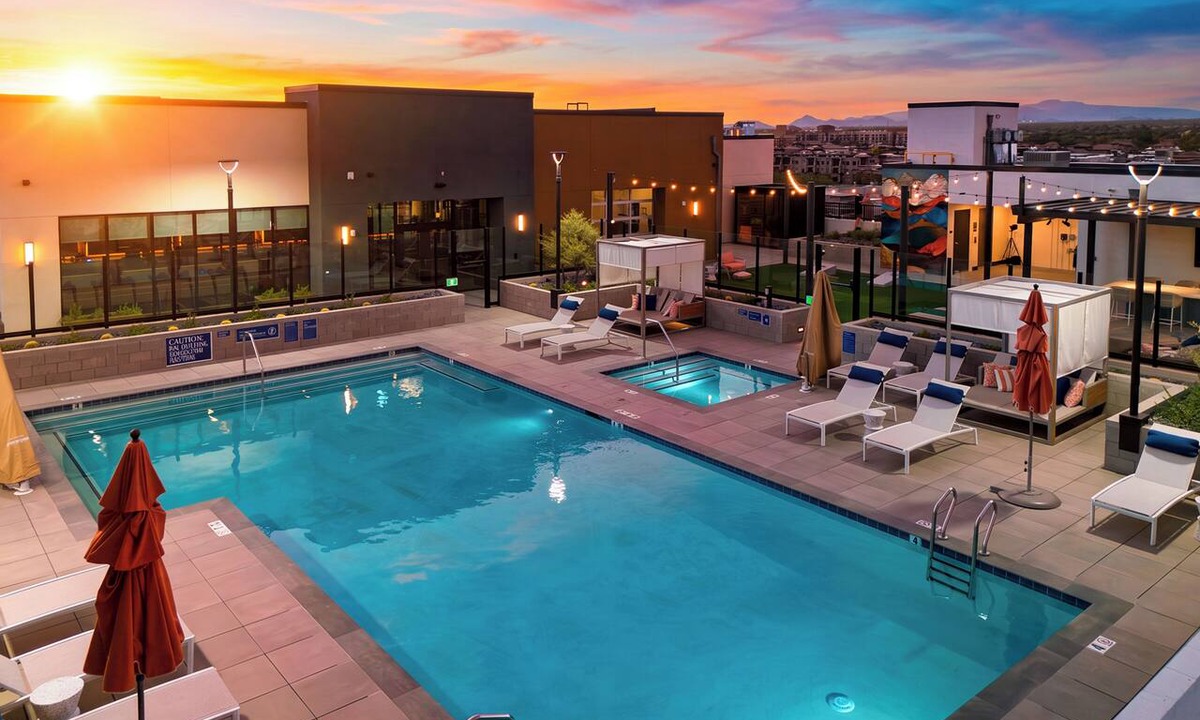 Desert Ridge Condo | Rooftop Pool + Sauna & Spa | Mins to Desert Ridge + TPC Golf | Azur