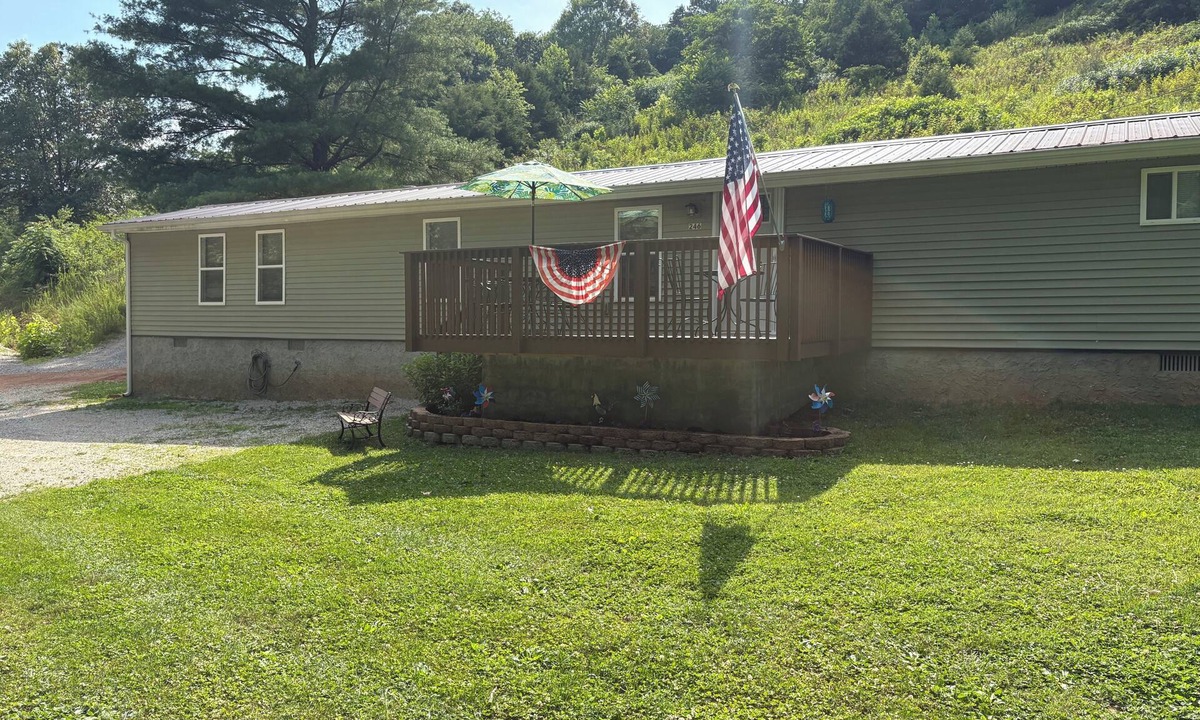 Big Creek Cottage | Rosey's Retreat Charming 2-bedroom Country Cottage in LaFollette, Tennessee WiFi