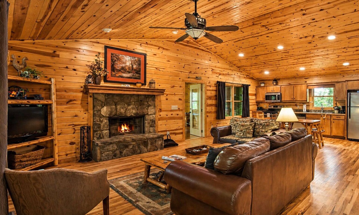 Helen Cabin | Roundabout Cabin! Pool Table! Close to Helen!
