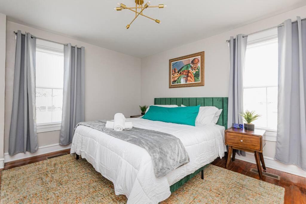 Mosby Apartment | Royal Respite Green Kings and Grey Queens Hideaway