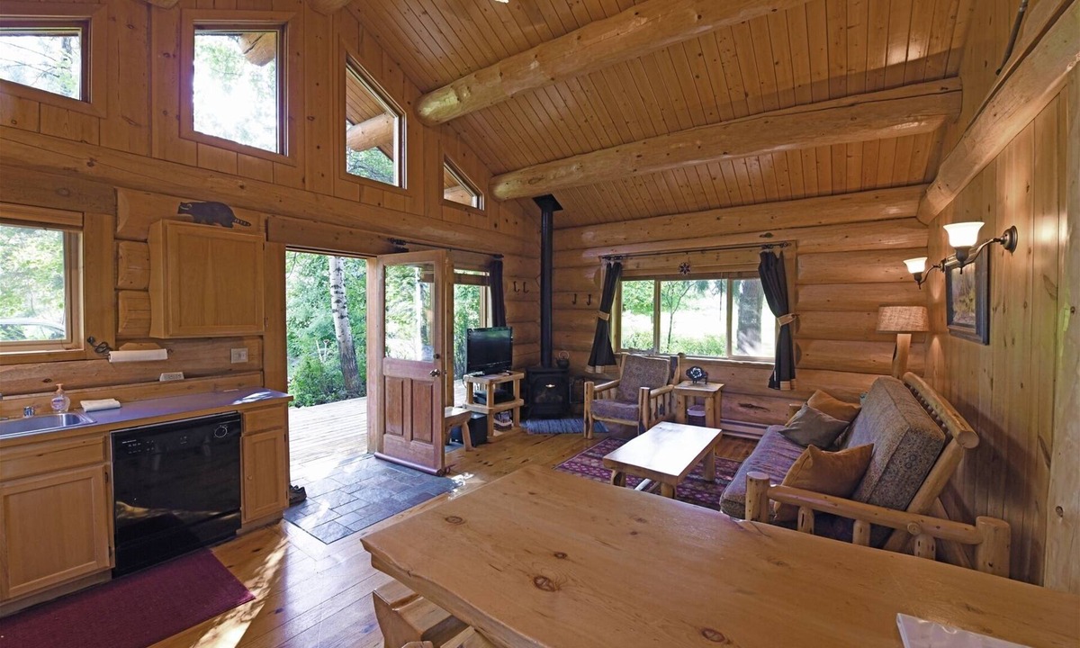 Winthrop Cabin | Running Wolf Cabin (1 BR) – ski trail access, pool/hot tub, and playground