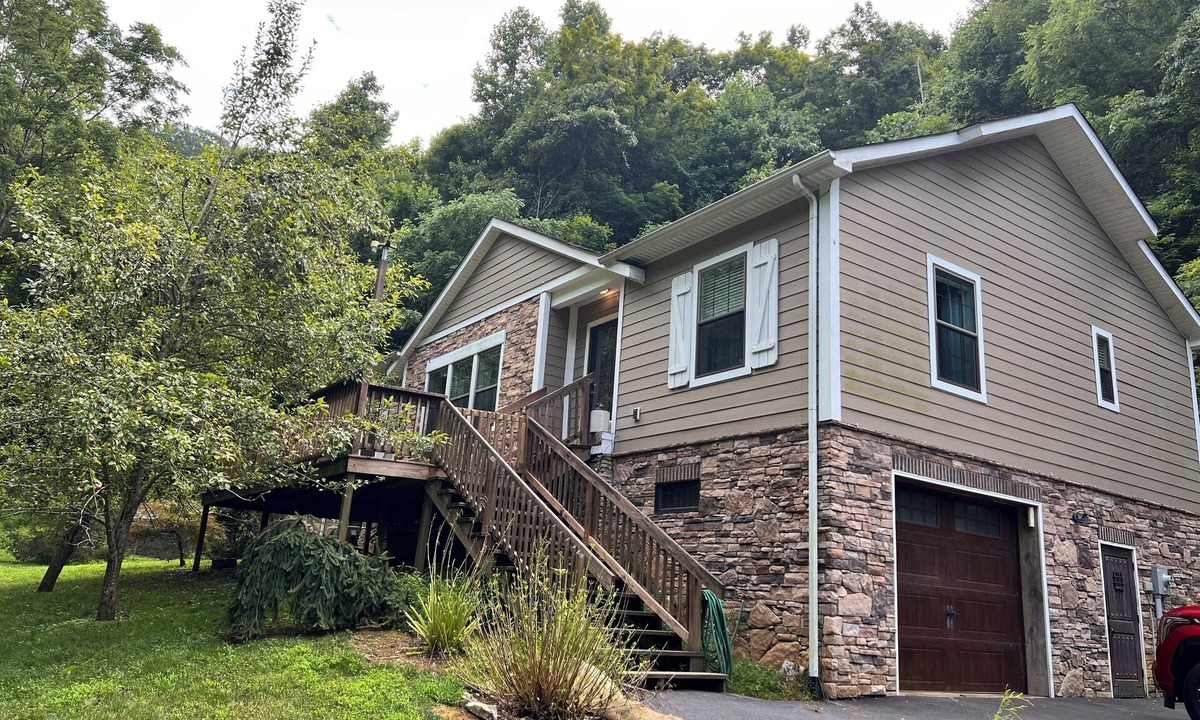 Tyler House | Rural Home with Private Walking Trails on 1400 Private Acres