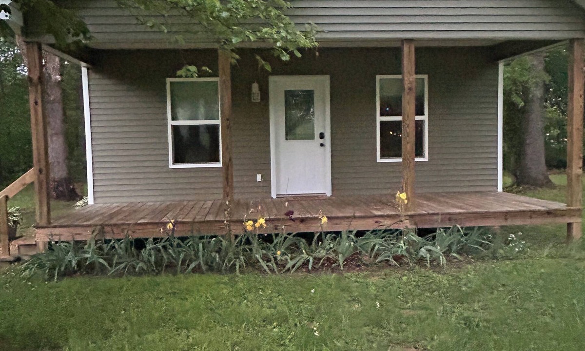 McFarlan House | Rustic 1 bedroom/1 bath home w/loft that sleeps 8. Near Shawnee National Forest