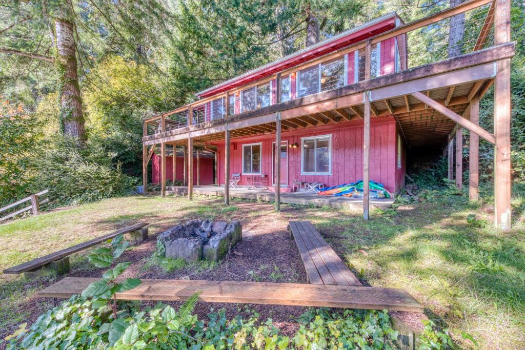 Florence House | Rustic Retreat on Mercer Lake