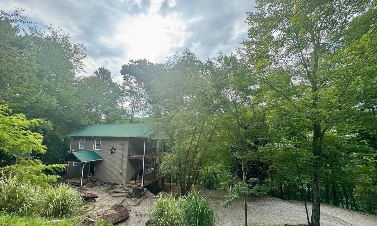 Big Creek House | Rustic Retreat - Scenic 4‑BR with Lake Views, Decks, Private Dock, Kayaks, Canoe