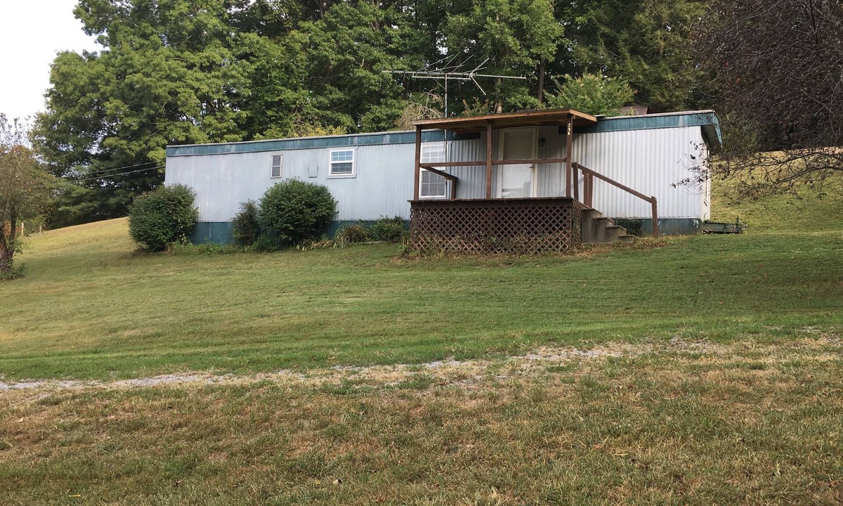 Speedwell House | Rustic Retreat Space on Farm Setting 10 Minutes from LMU