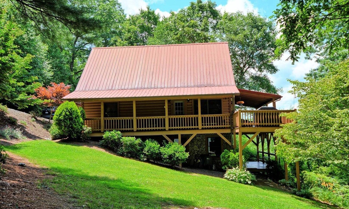 West Jefferson Cabin | Rustic River Escape in West Jefferson, NC - 4BR Cabin for up to 8 guests.