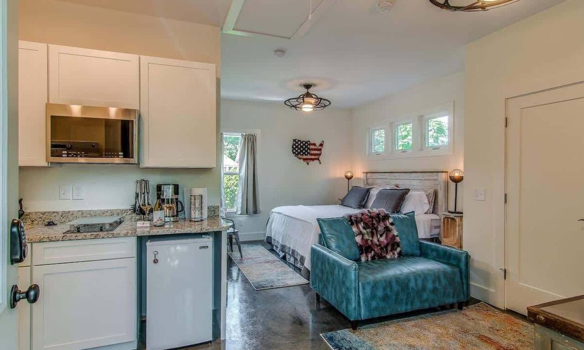 Edgehill Apartment | Rustic Studio Walkable to Music Row