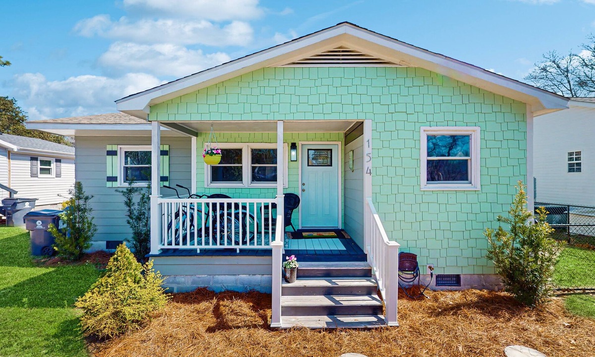 Long Beach Cottage | Salty Pearl: Dog-friendly coastal home with enclosed yard, fire pit and close to beach