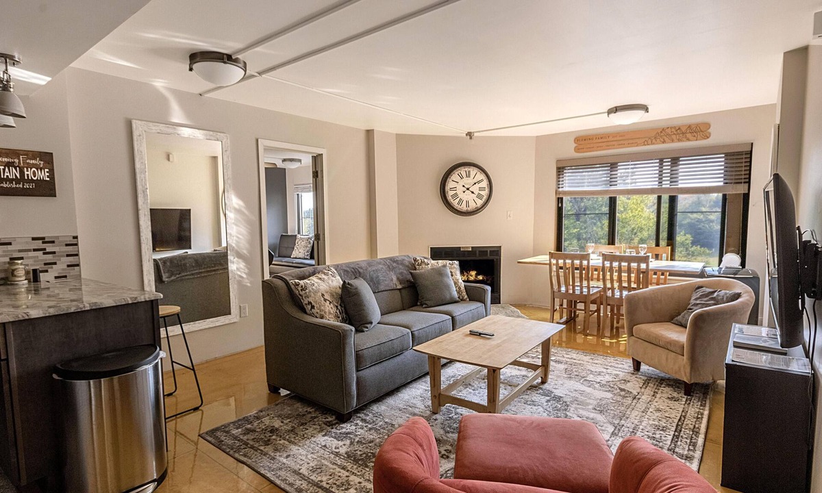 Snowshoe Condo | SC 5406: Elegant 2BR w/King bed! Modern kitchen, perfect for summer with pool!