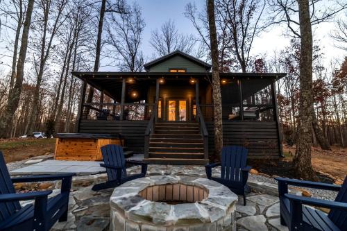 Monteagle House | Scenic Bluffside Tiny Home Retreat with Kid-Friendly Loft near South Cumberland in Monteagle, Tennessee