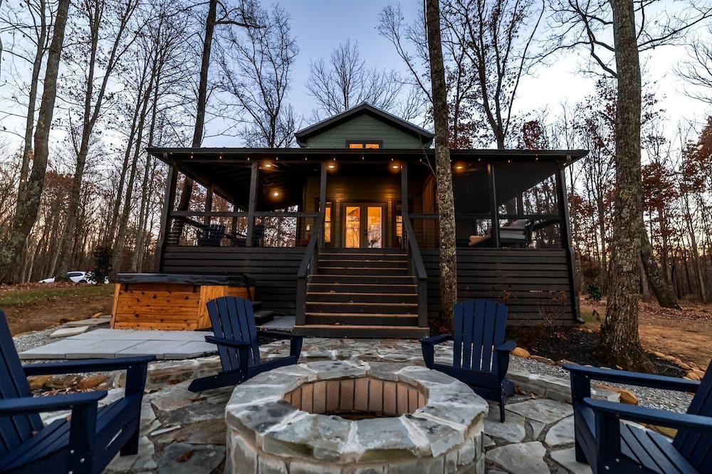 Monteagle Cabin | Scenic Bluffside Tiny Home Retreat with Kid-Friendly Loft near South Cumberland in Monteagle, Tennessee