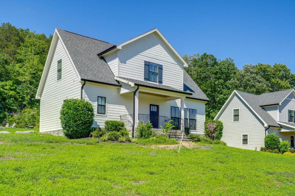 Lookout Valley Neighborhood Association House | Scenic Mtn Retreat w/Wooded Backyard + Fire Pit!