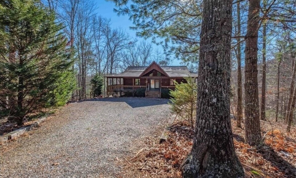 Unaka Cabin | Secluded Blue Ridge-Ocoee cabin, FULL porch, fireplace, pool table, pet friendly