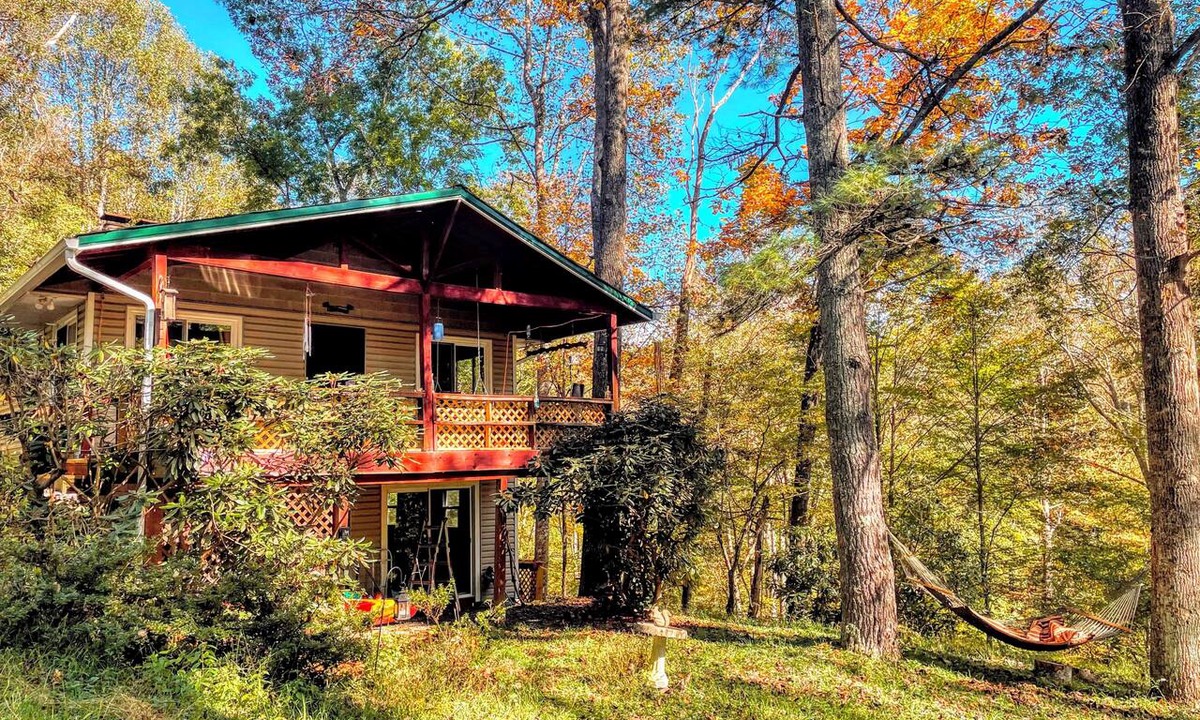 Jefferson Cabin | Secluded Mountain Cabin by the New River l Hot Tub + Game Room l Pet-friendly