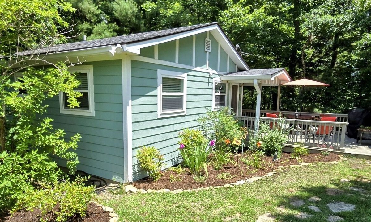 Hendersonville Cottage | Secluded Treasure by the Woods in Apple Country