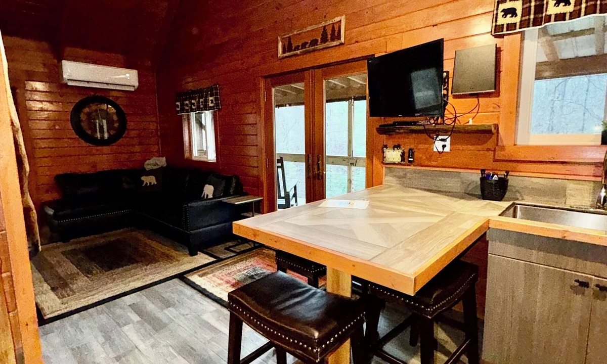 Campton Cabin | Secluded Tree House Cabin Theme in RRG Hot Tub Pet Friendly