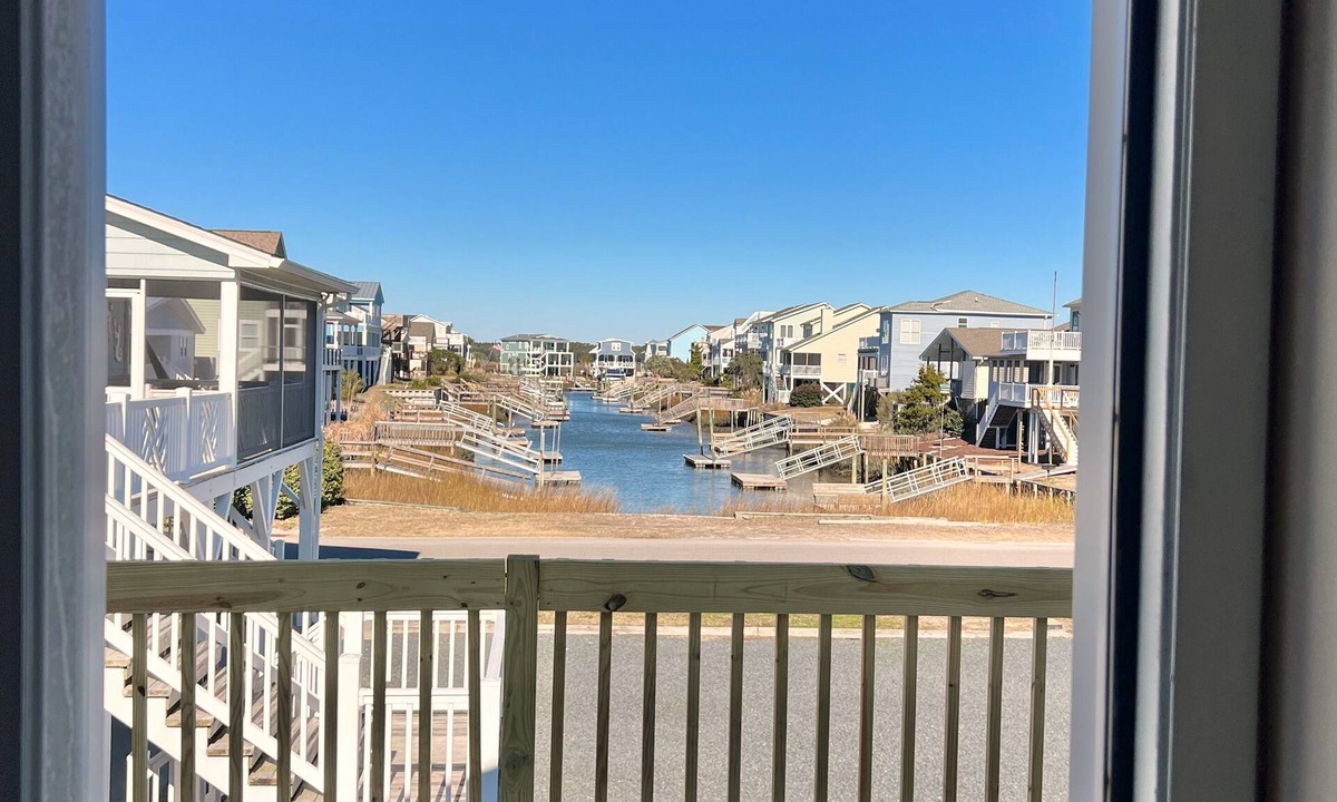 Sunset Beach House | Second Row, Canal View, Pet Friendly: Your Perfect Beach Getaway!