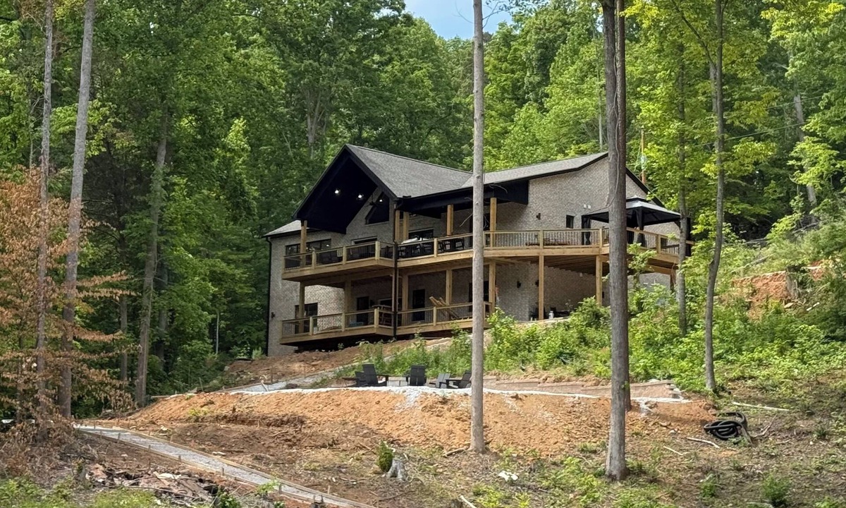 La Follette House | Secret Gem NEW Lakefront 8bdrm-sleeps 34, Dbl Deck Dock &Slide &2 Covered Slips