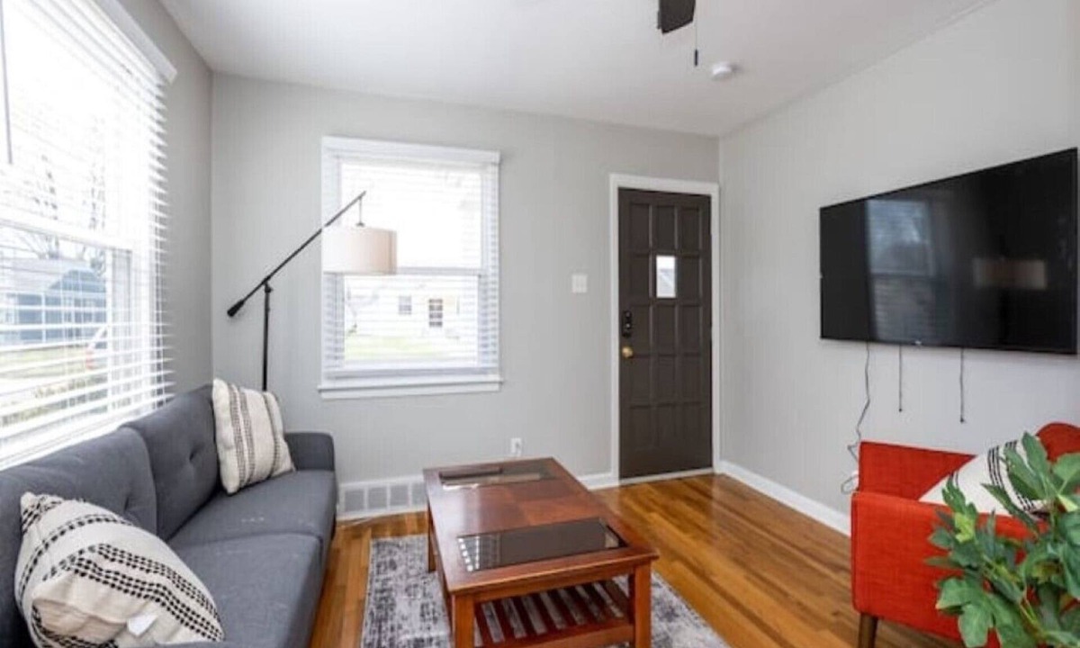 Speedway House | See description for Indy 500 negotiating. 1-2 blocks from Lot 2 entrance to IMS