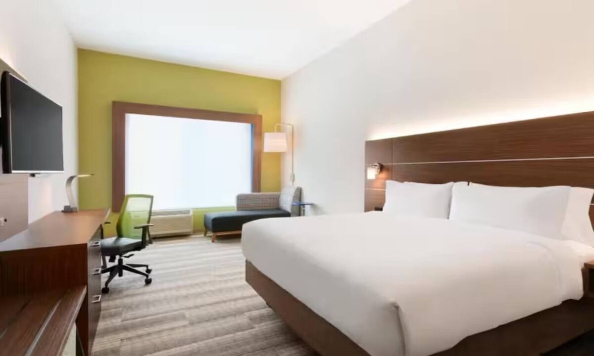Roselawn Finance Hotel | Serene Room w/Plush Bed & Private Bathroom Near Cincinnati Zoo – 15 Min Drive