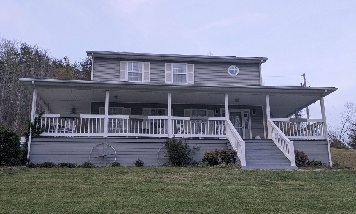 Fall Rock House | Serenity in the Pines: Farmhouse with 3bd, 2bth and a rap-around porch!