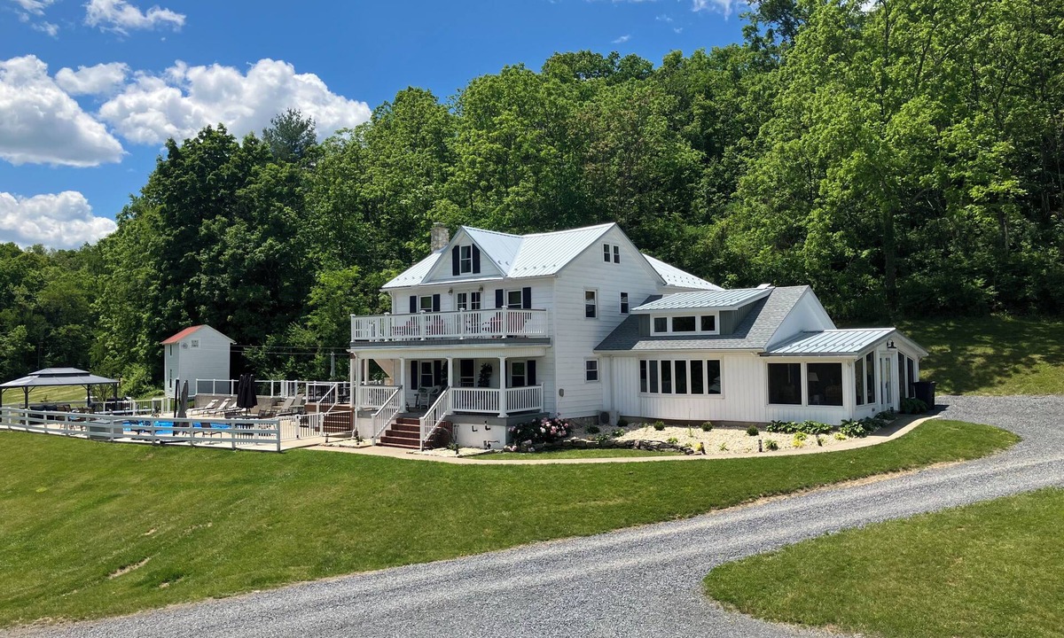 Orbisonia House | Shadow Ridge Farm & Retreat - Pool, Hot Tub, Pickleball & Pond - sleeps 35