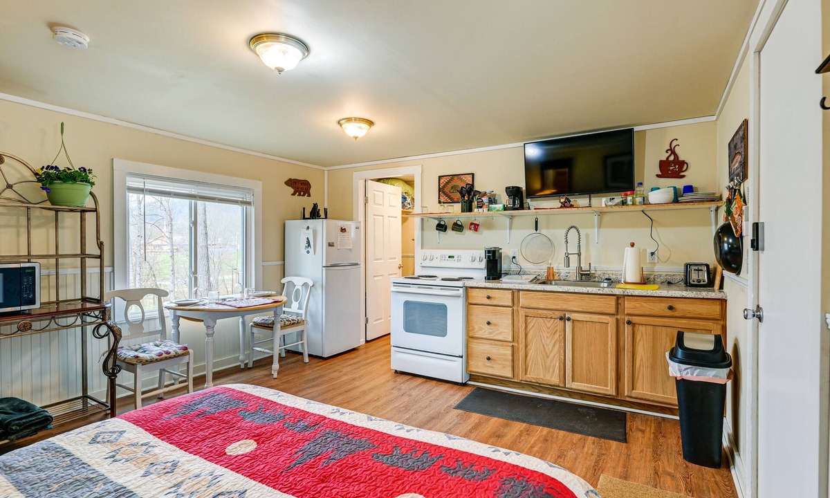 Qualla Apartment | Shared Hot Tub & Fire Pit: Tranquil Whittier Gem!