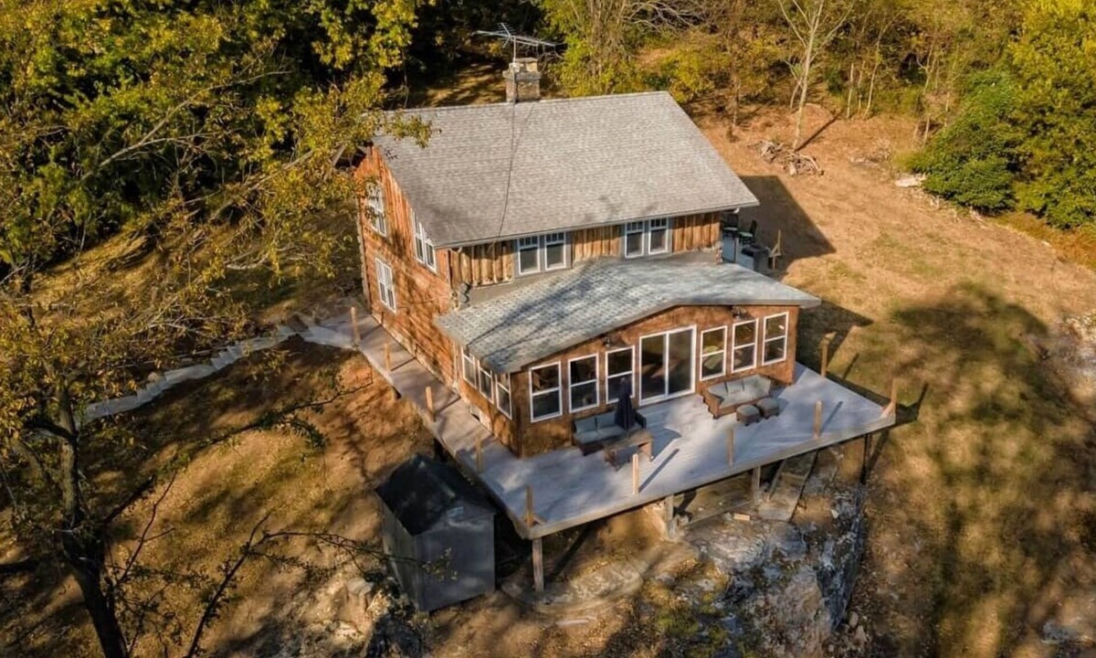 Elizabethtown House | Shawnee |Original Log Cabin Overlooking Ohio River