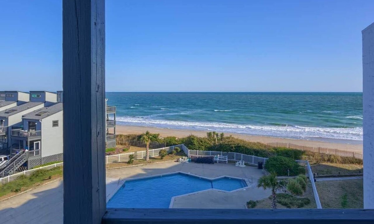 Sneads Ferry Condo | Shipwatch Villas 1415 - Oceanfront - Pool - Elevator