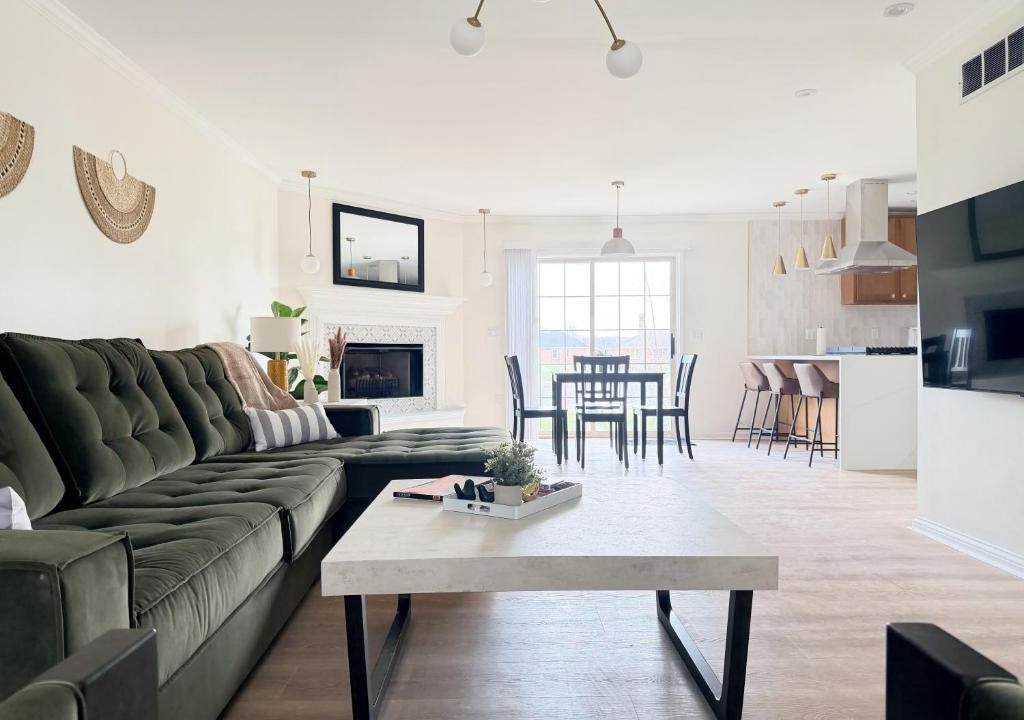 Evansville Apartment | Shoreham Luxe Vibrant 4BR 2,5BA with Waterfront