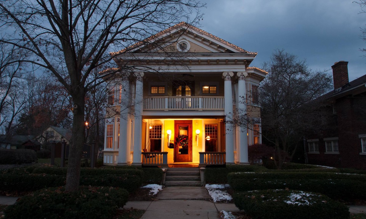 Bloomington Bed & Breakfast | Showers Inn