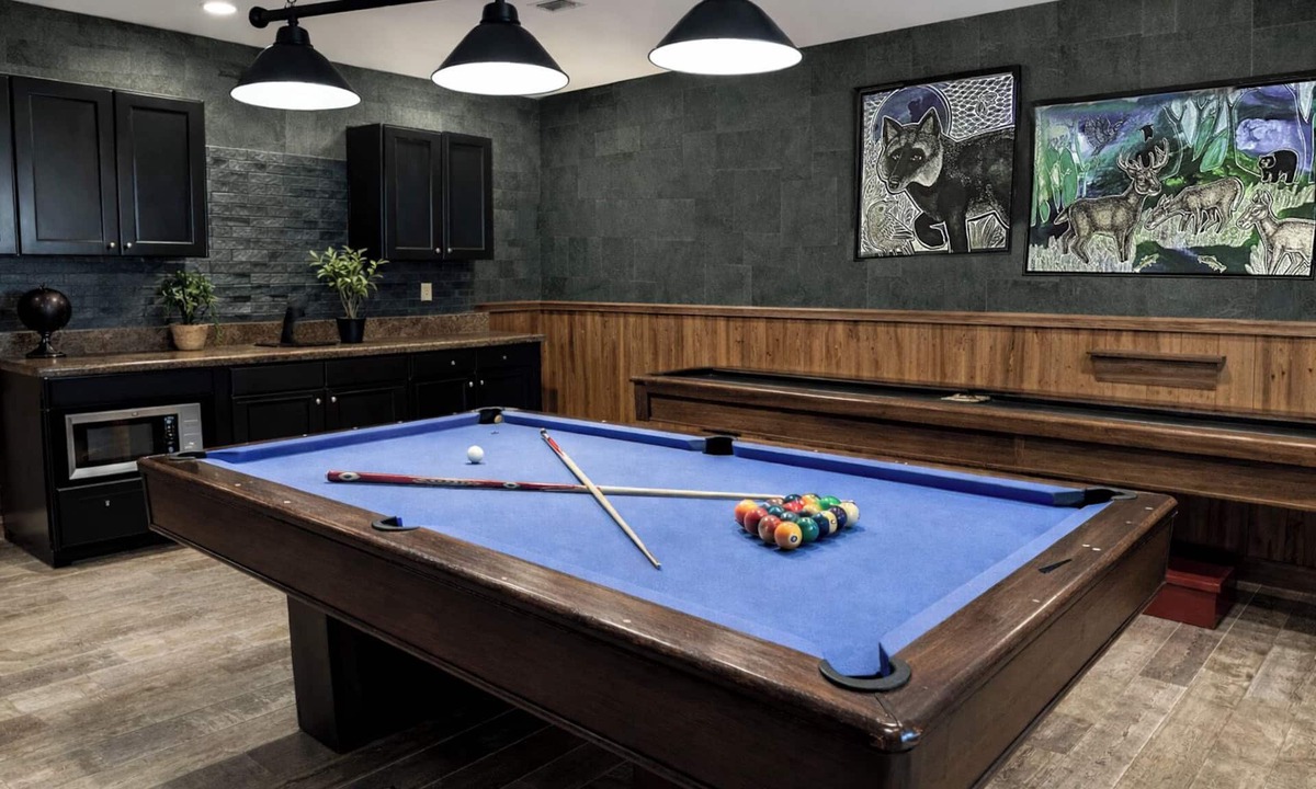 Snowshoe House | SKI IN/OUT @ Lift > Shuffleboard, Hot Tub, Pool Table, PS5, 7 bedrooms