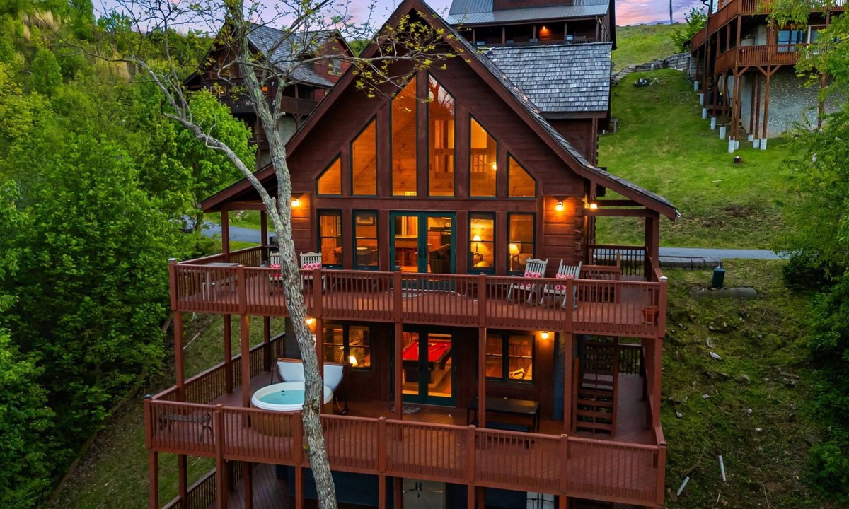 Wolf Laurel Cabin | Skylands by Carolina Mornings | Hot Tub + Biltmore Pass 8 mins to Hatley Pointe