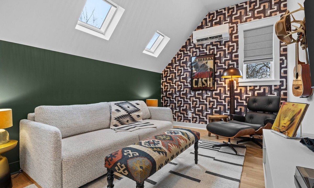 Eastwood House | Skylit Guest House, Walkable East Nash