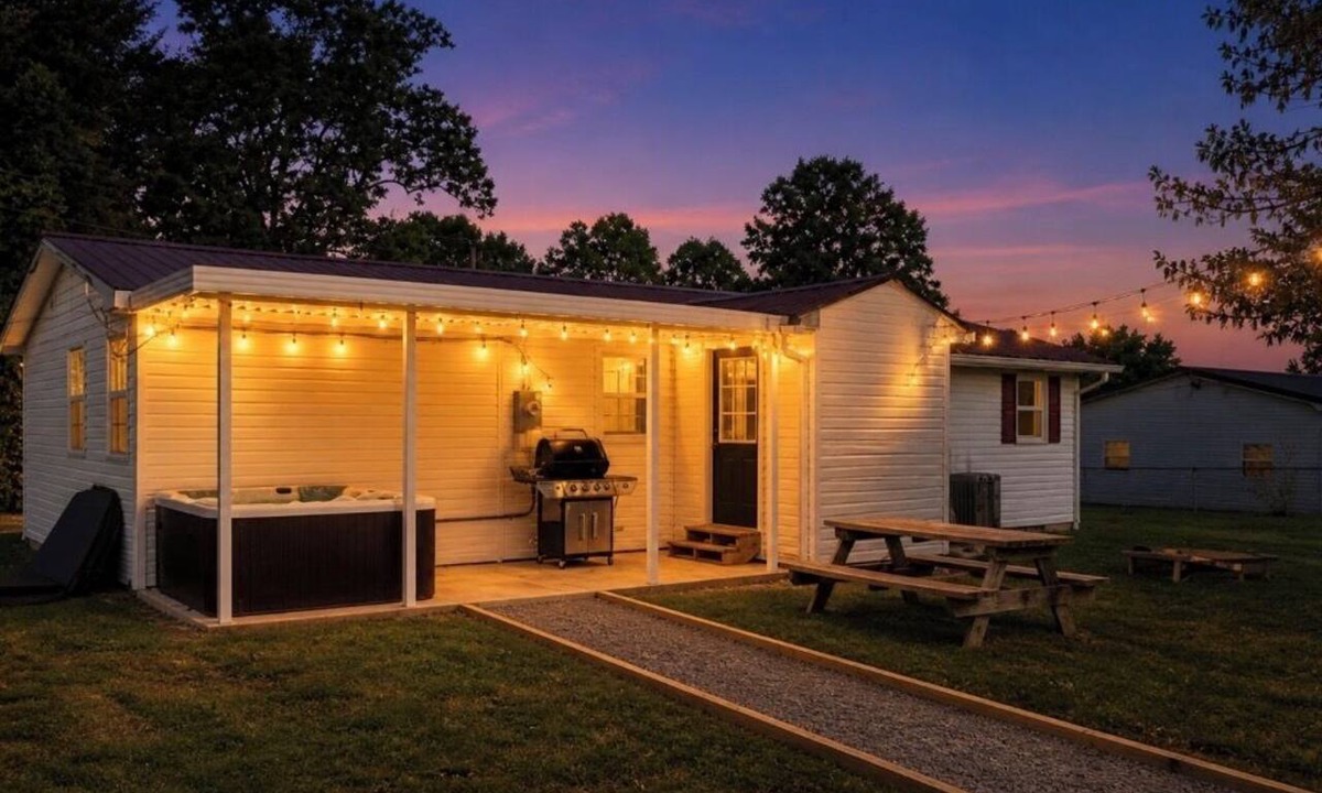 Summerlee House | Sleeps 16 Hot Tub Egg Chairs Pool Table 4 bedroom Near New River Gorge