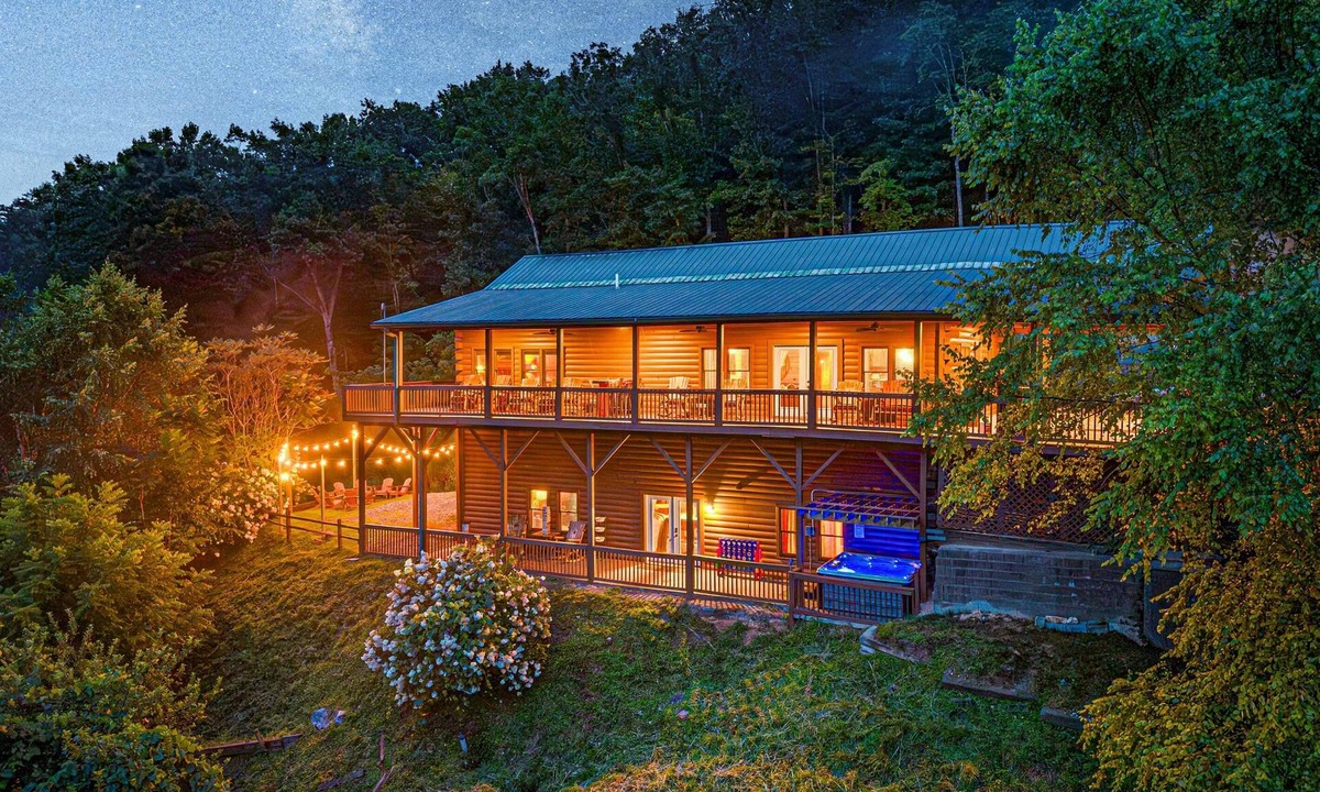 Whittier Cabin | Sleeps 16 Lodge Near Bryson City, Arcade, Hot Tub