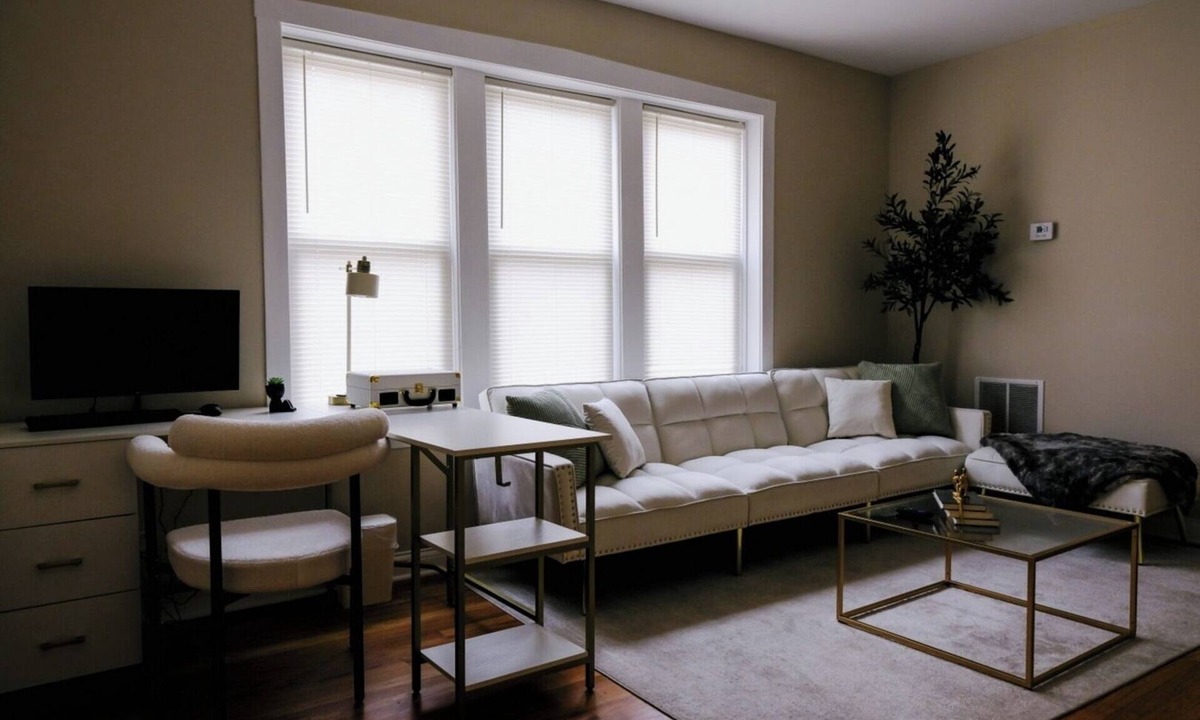 Irving Park East House | Sleeps 26 Modern Multi-Unit Gym Workspaces