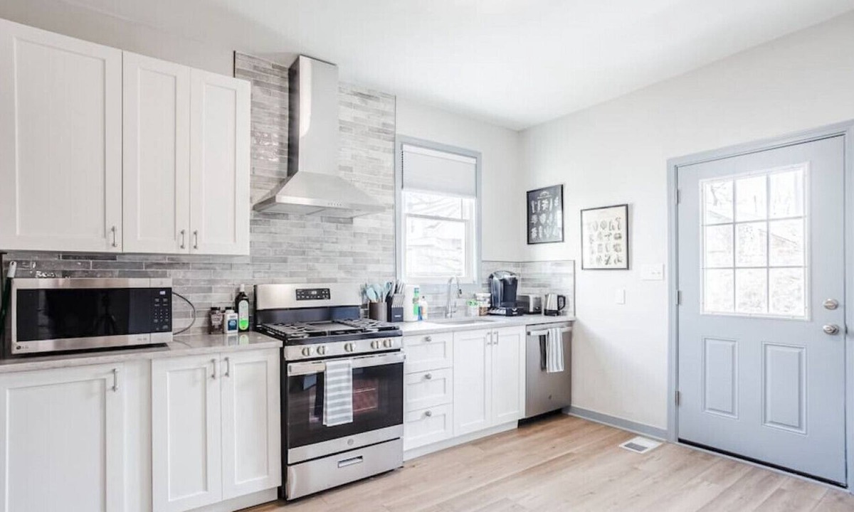 Norwood House | Sleepy Bee Bungalow 2B w/King Bed, 10 min to DT