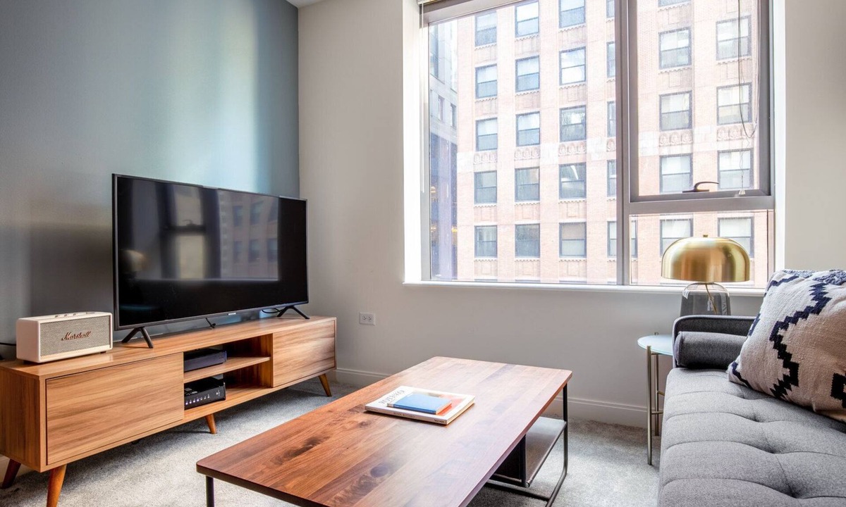 Downtown Chicago Apartment | Smart Loop Studio w/Pool, Gym, nr. Merchandise Mart & L, by Blueground