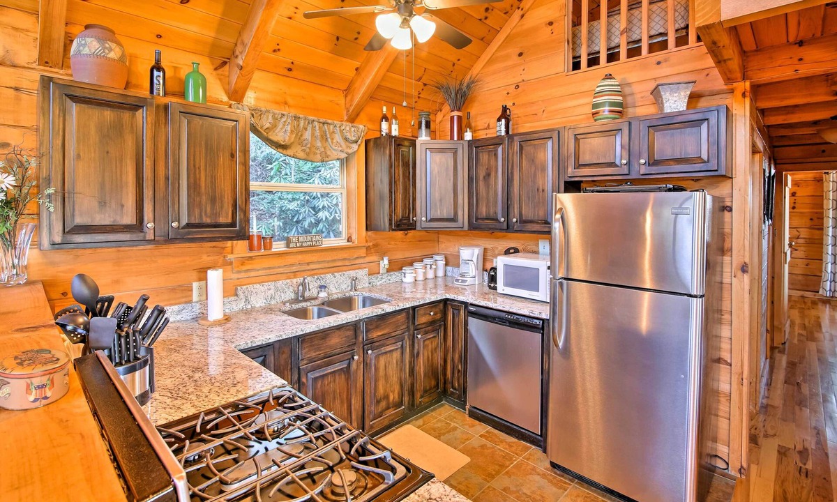 Kyle Cabin | Smoky Mountain Retreat w/Deck & Mountain Views!